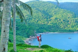 Chàng trai hướng dẫn viên ra mắt sách “Đôi giày mòn gót”