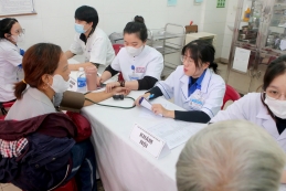 Hội Thầy thuốc trẻ Việt Nam khám bệnh, trao quà hỗ trợ người dân và nhân viên y tế bị ảnh hưởng bởi lũ lụt tại TP. Huế