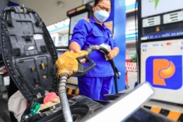 Giá xăng hôm nay (4/12) tăng lên gần 20.500 đồng/ lít