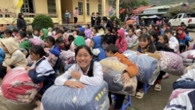 Trao tặng 100 chăn ấm vùng cao cho học sinh nghèo khó khăn ở Lào Cai