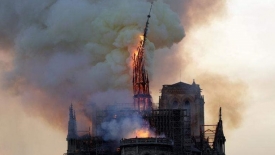 Nóng: Nhà thờ Đức Bà Paris cháy dữ dội, mái vòm đổ sập
