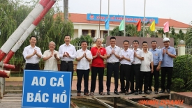 Công ty CP Gốm Đất Việt vinh dự nhận cá từ Ao cá Bác Hồ