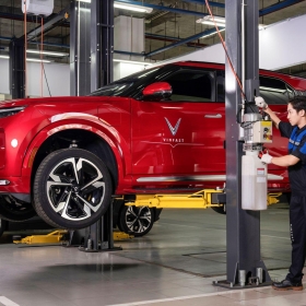 VinFast hỗ trợ khách hàng miền Bắc và miền Trung sửa chữa xe hư hỏng do mưa lũ