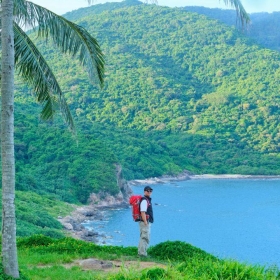 Chàng trai hướng dẫn viên ra mắt sách “Đôi giày mòn gót”