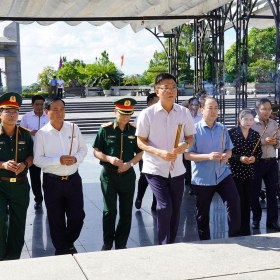 Phó Thủ tướng Chính phủ Lê Thành Long dâng hương các Anh hùng liệt sĩ và thăm, tặng quà các gia đình chính sách tại Quảng Trị