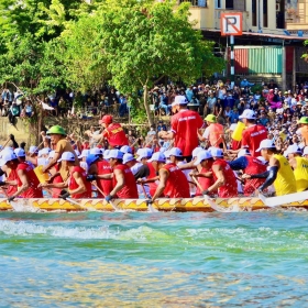 Tưng bừng Lễ hội đua, bơi thuyền truyền thống trên quê hương Đại tướng Võ Nguyên Giáp