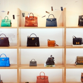 Vàng và chứng khoán đều biến động khó lường, chuyển sang đầu tư túi hiệu liệu có khả thi?