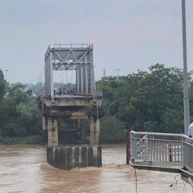 Sập cầu Phong Châu ở Phú Thọ