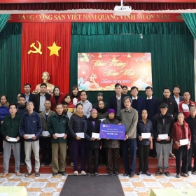 Công ty Điện lực Vĩnh Phúc chung tay tặng quà Tết cho các hoàn cảnh khó khăn huyện Tam Dương