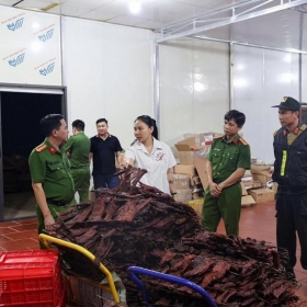 Hàng chục tấn thực phẩm bẩn thịt trâu khô, lợn sấy gắn mác 'đặc sản vùng cao' bị Công an Phú Thọ triệt phá