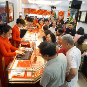 Giá vàng nhẫn và vàng miếng tiếp tục “tuột” khoảng 500.000 đồng/lượng chiều 12/11