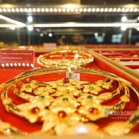 Giá vàng 14/11 “hạ nhiệt”: Nhà vàng bung hàng, thị trường vắng khách