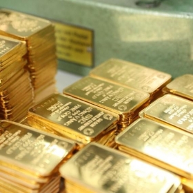 Giá vàng chiều 27/11: Thị trường trong nước đứng im, vàng thế giới chạm đỉnh 2 tuần