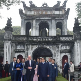 Thủ tướng Phạm Minh Chính cùng Thủ tướng New Zealand Christopher Luxon thăm Văn Miếu - Quốc Tử Giám