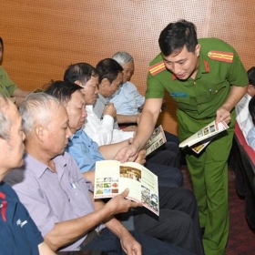 Bộ Công an tuyên truyền, phổ biến pháp luật và tặng quà gia đình chính sách tại Điện Biên
