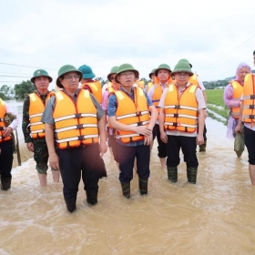 Thủ tướng chỉ đạo bảo đảm an toàn đê điều, hồ đập; triển khai phương tiện, kể cả trực thăng, hỗ trợ người dân