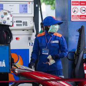 Giá xăng tăng mạnh, RON 95 vượt mốc 20.000 đồng/lít