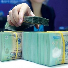 Chứng khoán, bất động sản “hút” tiền, lãi suất gặp thách thức
