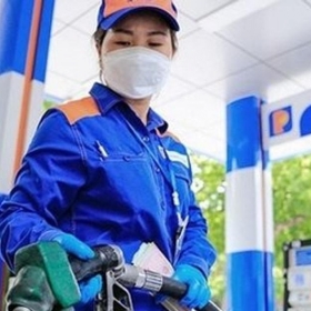 Giá xăng giảm sâu, RON 95 chạm đáy gần 19.000 đồng/lít