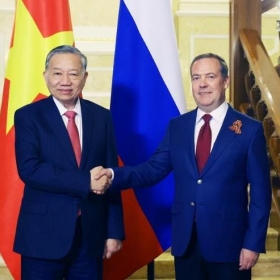 Tổng Bí thư Tô Lâm hội kiến Chủ tịch Đảng Nước Nga Thống nhất Dmitry Medvedev