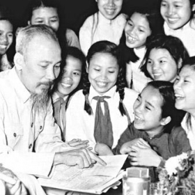 Chào mừng kỷ niệm 135 năm ngày sinh Chủ tịch Hồ Chí Minh: “Yêu Bác, lòng ta trong sáng hơn/ Xin nguyện cùng Người vươn tới mãi”