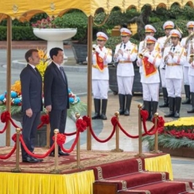 Chủ tịch nước Lương Cường chủ trì Lễ đón cấp Nhà nước Tổng thống Cộng hòa Pháp