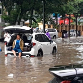 Mưa lớn kéo dài nhiều giờ gây ngập sâu cho hàng loạt tuyến phố Hà Nội