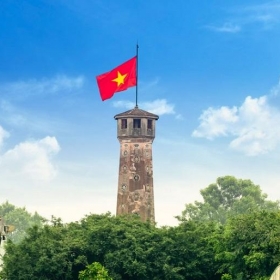 Tiến lên! Cùng tiến lên! Nước non Việt Nam ta vững bền