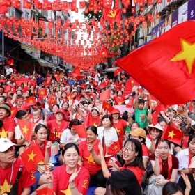 Ngân hàng “rót thêm” tiền, vàng và quà tặng cho người dân liên kết tài khoản an sinh qua VNeID