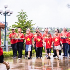 Mặc áo cờ đỏ sao vàng, con cháu mời tổ tiên về đón Tết Độc lập dịp Vu lan báo hiếu