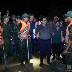 Thủ tướng Phạm Minh Chính kiểm tra công tác ứng phó mưa lũ tại vùng ven sông của Hà Nội