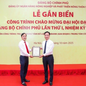 Đảng ủy Agribank gắn biển công trình chào mừng Đại hội đại biểu Đảng bộ Chính phủ lần thứ I, nhiệm kỳ 2025-2030