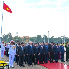 [Ảnh] Các đại biểu Quốc hội vào Lăng viếng Chủ tịch Hồ Chí Minh