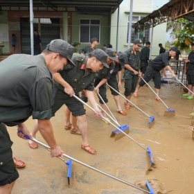 Khẩn trương khắc phục hậu quả, khôi phục sản xuất và ổn định đời sống người dân sau mưa lũ