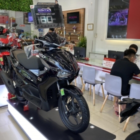 Xe máy điện lên ngôi - xe máy xăng hết thời “làm giá”: Người tiêu dùng hưởng lợi kép