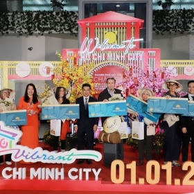 Vietnam Airlines phối hợp cùng các địa phương chào đón những hành khách đầu tiên nhân dịp năm mới 2025