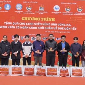 Chuyến xe yêu thương đến với sinh viên có hoàn cảnh khó khăn