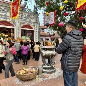 Hà Nội: Phủ Tây Hồ đông kín khách đi lễ Rằm tháng Giêng