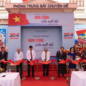 Khai mạc trưng bày tài liệu, hiện vật kỷ niệm 50 năm thống nhất đất nước