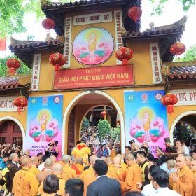 Hàng nghìn phật tử đổ về chùa Quán Sứ chờ chiêm bái xá lợi Đức Phật