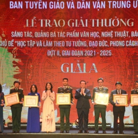 Trao giải tác phẩm văn học, nghệ thuật, báo chí tiêu biểu học tập và làm theo Bác Hồ
