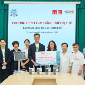 UNIQLO cùng Quỹ Hy vọng trao tặng thiết bị y tế cho Bệnh Viện Trung ương Huế