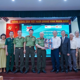 Trao tặng 4 di ảnh nữ Anh hùng Liệt sĩ đầu tiên của lực lượng công an nhân dân cho Bảo tàng Phụ nữ Việt Nam