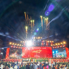 10.000 người tham dự Chương trình “Dưới cờ vinh quang”