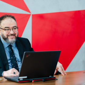 Từ Bắc Mỹ đến Hà Nội: Vị giáo sư chọn Việt Nam để ươm mầm tài năng công nghệ