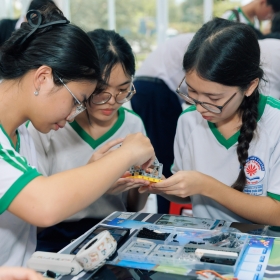 Học sinh Cần Thơ, Tây Ninh hào hứng với School Tour Samsung Solve for Tomorrow 2025