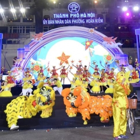 Hà Nội: Hơn 2.000 người tham dự ‘Đêm hội Trăng rằm 2025’ tại Phố đi bộ hồ Gươm