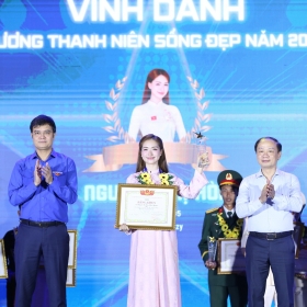 Từ giọng hát đến hành động đẹp, Hòa Minzy được vinh danh ‘Thanh niên sống đẹp’ 2025