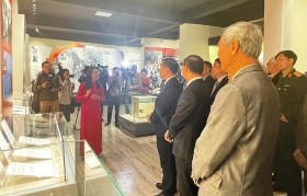 Khai mạc trưng bày chuyên đề “Máu và Hoa - Hà Nội 12 ngày đêm”
