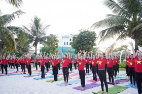 Đồng diễn Yoga chào mặt trời tại Festival Yoga mùa Hè 2023